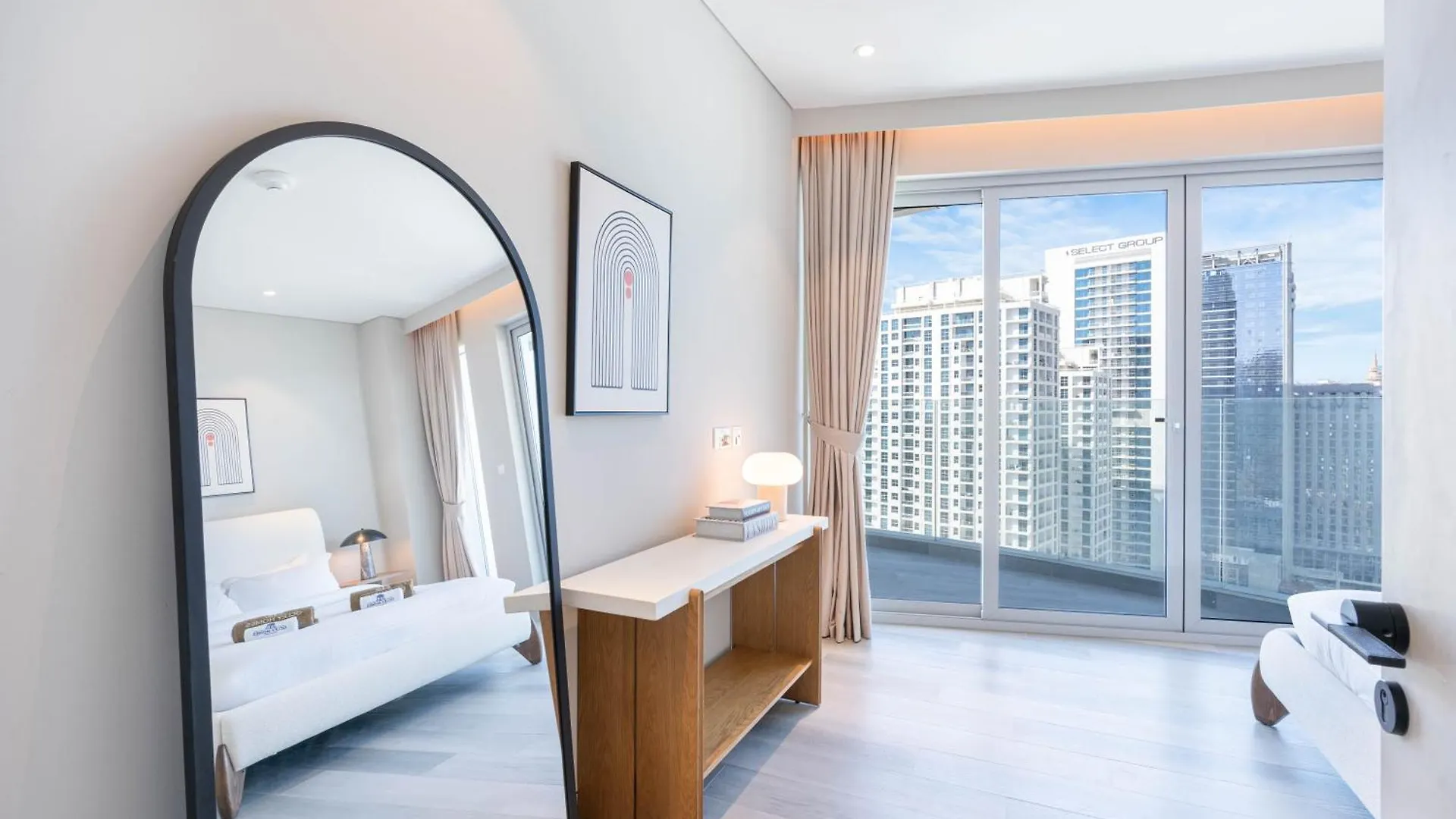 Apartment Elegant Brand New Home With Roof Top Pool Dubai